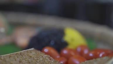 海南三亚槟榔谷簸箕餐美食水果海鲜视频的预览图